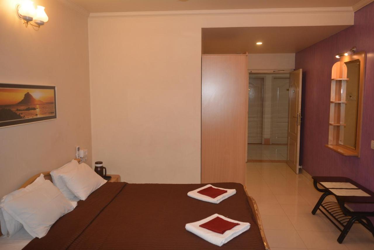 Hotel Poonam Exterior photo