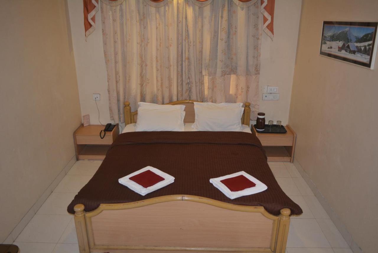 Hotel Poonam Exterior photo