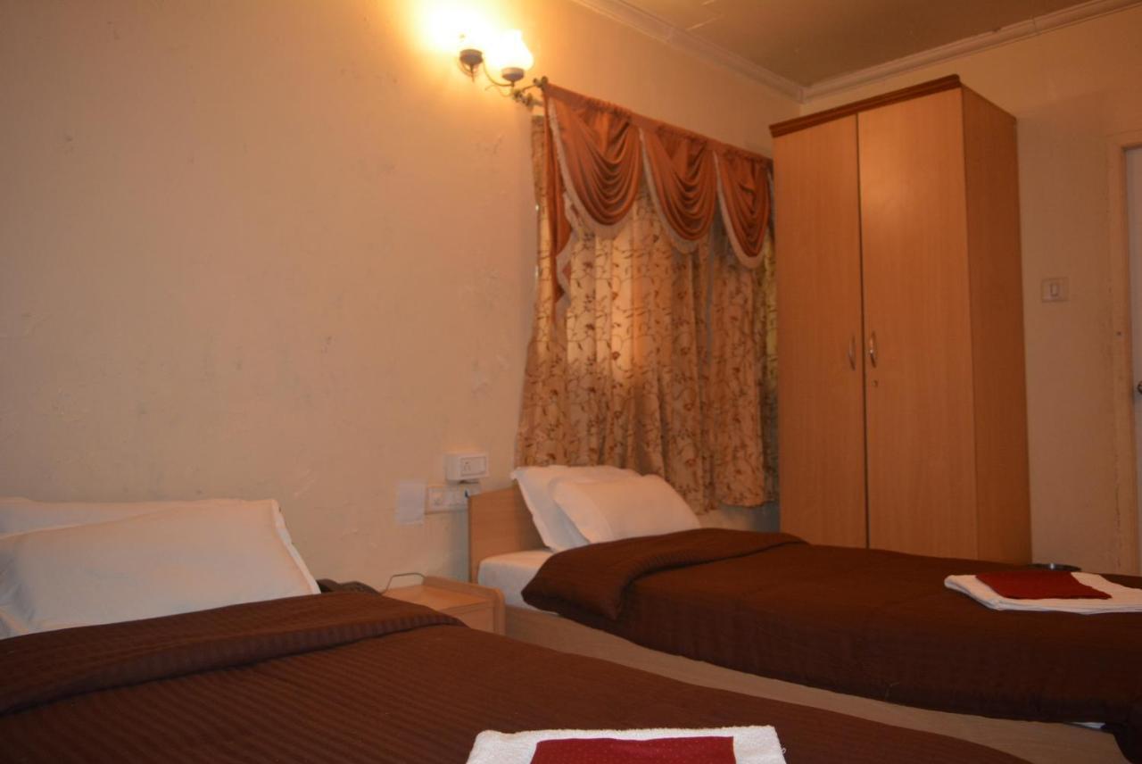 Hotel Poonam Exterior photo