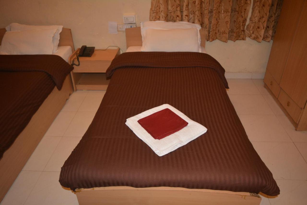 Hotel Poonam Exterior photo