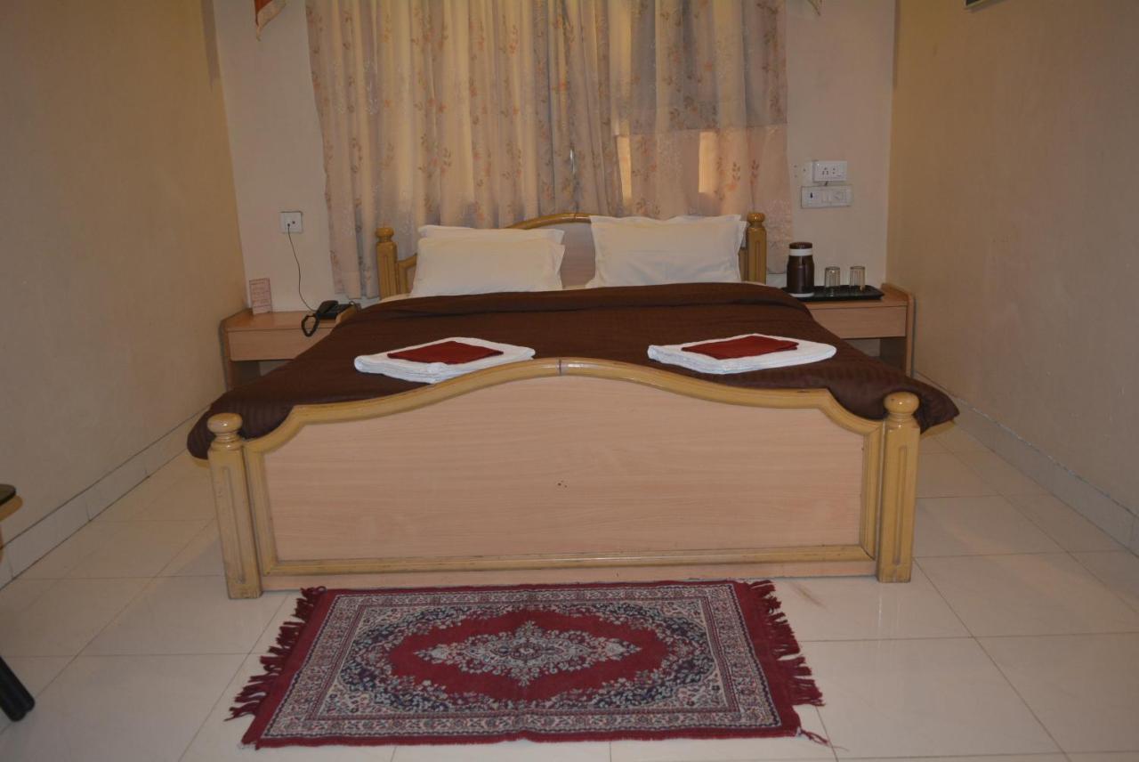 Hotel Poonam Exterior photo